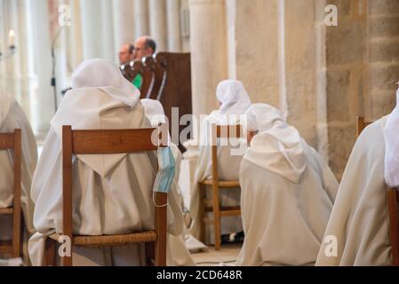 Nonnen und Mundkappen wegen Covid-19 in der Basilika St. Marie Madeleine in Vezelay in Frankreich Stockfoto