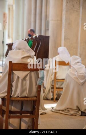 Nonnen und Mundkappen in der Basilika von Vezelay St. Marie Madeleine, Frankreich Stockfoto