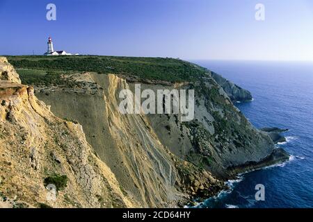 Landschaft mit Leuchtturm und Klippen, Kap Espichel, Portugal Stockfoto