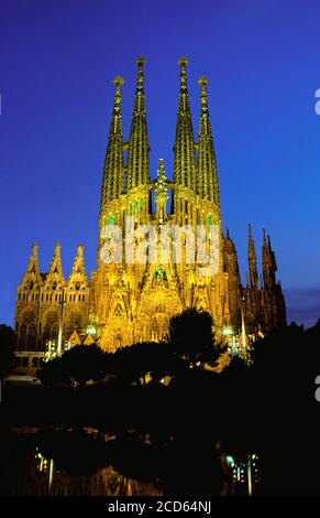 Außenansicht der Sagrada Familia bei Nacht, Barcelona, Spanien Stockfoto