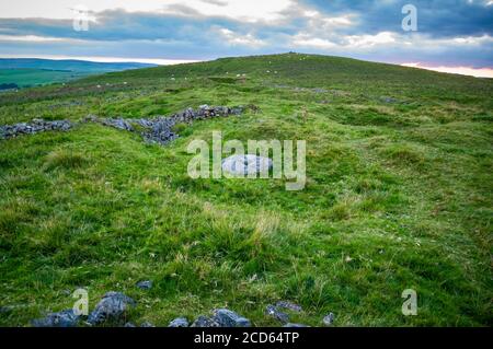 Kalkstein zermalmende Steine in einem Zerkleinerungskreis in der Burning Drake Lead Mine, ein geplantes Monument, auf Eldon Hill, Derbyshire. Stockfoto