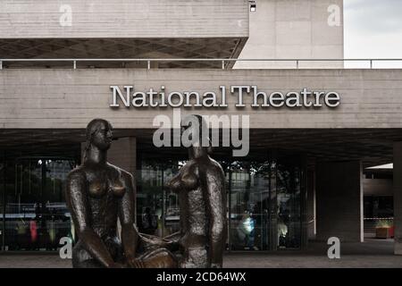 Nahaufnahme des Eingangs zum Royal National Theatre mit der Statue namens London Pride von Henry Moore im Vordergrund. Fokus auf den Hintergrund. Stockfoto