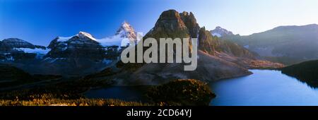 Landschaft mit See und Bergen im Mount Assiniboine Provincial Park im Herbst, British Columbia, Kanada Stockfoto