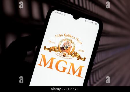 In dieser Fototafel ist das Metro-Goldwyn-Mayer (MGM) Logo auf einem Smartphone zu sehen. Stockfoto