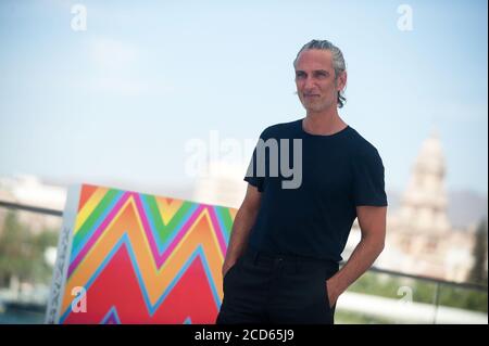 Der spanische und argentinische Schauspieler Ernesto Alterio posiert während der Fotoaufnahme des Films 'Crónica de una tormenta' in Muelle Uno inmitten der Coronavirus-Krise. Die Ausgabe 23 des spanischen Filmfestivals von Malaga ist die erste große kinematographische Veranstaltung in Spanien, nachdem es wegen einer Coronavirus-Pandemie im letzten Monat März verschoben wurde. Die Organisation hat Maßnahmen gegen die Ausbreitung des Coronavirus eingeführt und um ein sicheres Ereignis zu gewährleisten. Das Festival findet vom 21. Bis 30. August statt. Stockfoto