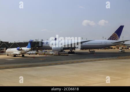 NEWARK, NJ -25 AUGUST 2020 Blick auf ein Flugzeug von United Airlines UA auf dem Newark Liberty International Airport EWR in New Jersey, USA Stockfoto