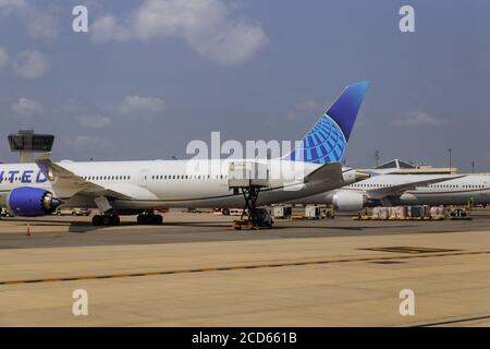 NEWARK, NJ -25 AUGUST 2020 Flugzeug, das sich bereit für den Start im internationalen Flughafen bei der Reise rund in der Welt Vorderansicht des gelandeten Flugzeugs Stockfoto