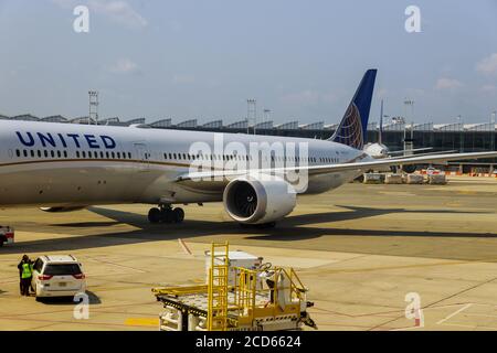 NEWARK, NJ -25 AUGUST 2020 United Airlines Flugzeuge auf dem Terminal C Gate der Vorbereitung für den Abflug am Newark Liberty International Airport EWR in New Jersey. Stockfoto