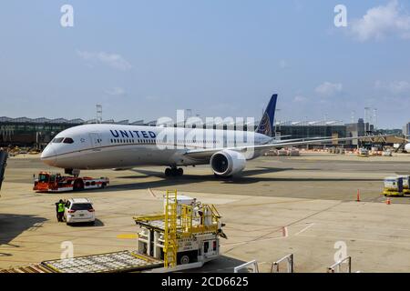 NEWARK, NJ -25 AUGUST 2020 United Airlines Terminal C für United mit Flugverbindungen Bodenabfertigungsausrüstung am Newark Liberty International Airport EWR in New Jersey. Stockfoto