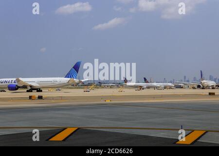 NEWARK, NJ -25 AUGUST 2020 Blick auf ein Flugzeug der regionalen Fluggesellschaft United Express von United Airlines UA am Newark Liberty International Airport EWR in New Jersey, USA Stockfoto