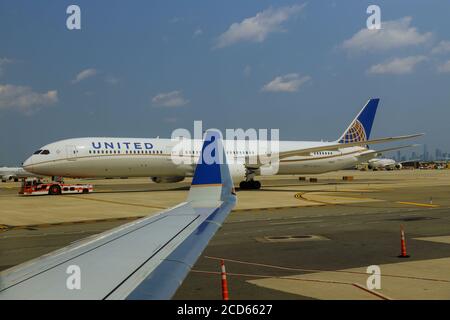 NEWARK, NJ -25 AUGUST 2020 Ansicht eines Flugzeuges von United Airlines UA in einer thematischen Lackierung am Newark Liberty International Airport EWR in New Jersey Stockfoto