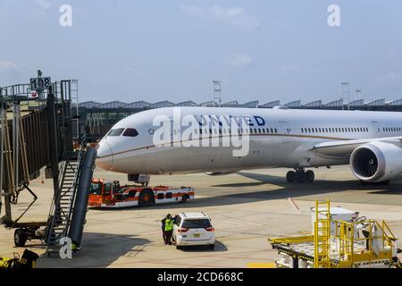 NEWARK, NJ -25 AUGUST 2020 Passagierflugzeug am Flughafen Ansicht mit Flugzeugen und Service-Fahrzeugen in der Nähe Boarding internationalen Flughafen-Terminal Stockfoto