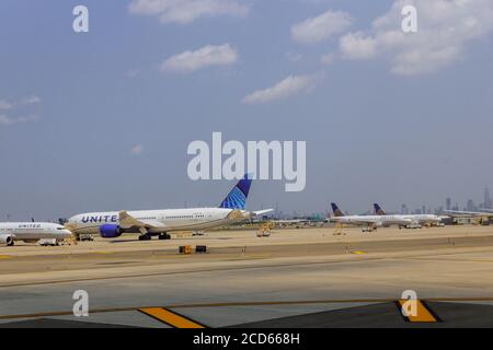 NEWARK, NJ -25 AUGUST 2020 EINE Flotte von United Airlines-Flugzeugen, die auf dem Asphalt von United bedient werden, ist die Welt auf dem Newark Liberty International Airport EWR in New Jersey, USA Stockfoto