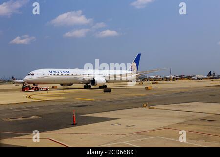 NEWARK, NJ -25 AUGUST 2020 Newark Liberty International Airport EWR in New Jersey, USA auf dem Blick auf ein Flugzeug der regionalen Fluggesellschaft United Express von United Airlines UA Stockfoto