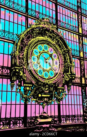 Blick auf die goldene Uhr in der Haupthalle des Quai d Orsay Museums in Paris. Die französische Hauptstadt, bekannt als die Stadt des Lichts. Blacklight Poster Filter. Stockfoto