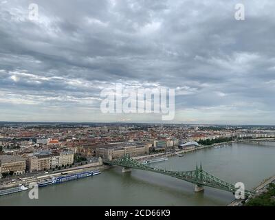 Budapest City Skyline von der Freiheitsstatue Hügel. Budapest, Ungarn. Stockfoto