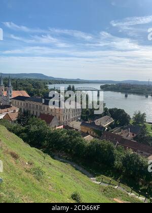 Maria Valeria Brücke über Donau und Esztergom City Skyline. Esztergom, Ungarn. Stockfoto