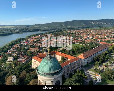 Landschaft von Esztergom Stadt, Donau und Berge. Der Blick von der Basilika Esztergom. Esztergom, Ungarn. Stockfoto