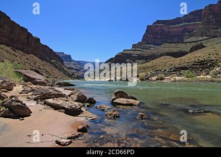 Colorado River Beach und Granite Narrows im Grand Canyon National Park, Arizona vom Flussweg zwischen Deer Creek Falls und Tapeats Creek. Stockfoto