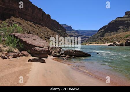 Colorado River Beach und Granite Narrows im Grand Canyon National Park, Arizona vom Flussweg zwischen Deer Creek Falls und Tapeats Creek. Stockfoto