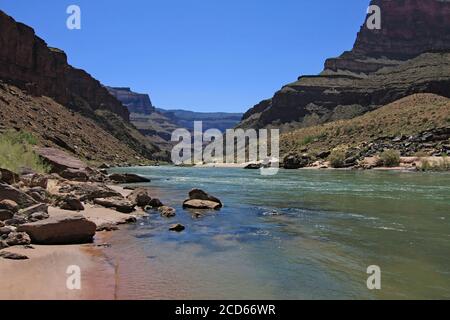 Colorado River Beach und Granite Narrows im Grand Canyon National Park, Arizona vom Flussweg zwischen Deer Creek Falls und Tapeats Creek. Stockfoto