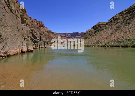 Colorado River Beach und Granite Narrows im Grand Canyon National Park, Arizona vom Flussweg zwischen Deer Creek Falls und Tapeats Creek. Stockfoto