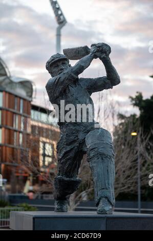 Sir Donald Bradman Statue vor Adelaide Oval bei Sonnenuntergang Stockfoto