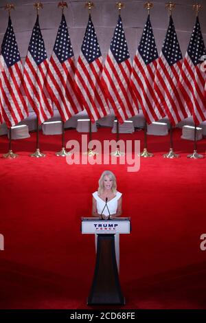 Washington, Usa. August 2020. Die Beraterin des Weißen Hauses der Präsidentin Kellyanne Conway nimmt ihre Rede vor der Republikanischen Nationalversammlung vom Inneren eines leeren Mellon Auditoriums am Mittwoch, den 26. August 2020 in Washington, DC, auf. Die neue Coronavirus-Pandemie hat die Republikanische Partei gezwungen, sich von einer persönlichen Konvention zu einem Fernsehformat zu bewegen, ähnlich wie die Versammlung der Demokratischen Partei eine Woche zuvor. Pool Foto von Chip Somodevilla/UPI Kredit: UPI/Alamy Live Nachrichten Stockfoto