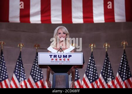 Washington, Usa. August 2020. Die Beraterin des Weißen Hauses der Präsidentin Kellyanne Conway nimmt ihre Rede vor der Republikanischen Nationalversammlung vom Inneren eines leeren Mellon Auditoriums am Mittwoch, den 26. August 2020 in Washington, DC, auf. Die neue Coronavirus-Pandemie hat die Republikanische Partei gezwungen, sich von einer persönlichen Konvention zu einem Fernsehformat zu bewegen, ähnlich wie die Versammlung der Demokratischen Partei eine Woche zuvor. Pool Foto von Chip Somodevilla/UPI Kredit: UPI/Alamy Live Nachrichten Stockfoto