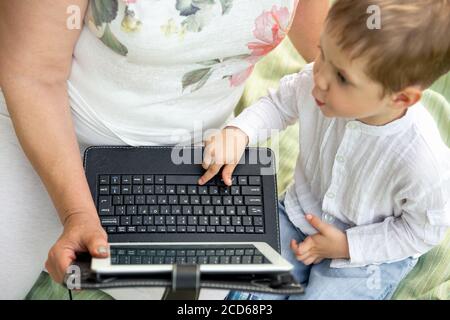 Oma und Enkel mit Tablet und genießen einen warmen Sommer Tag Stockfoto