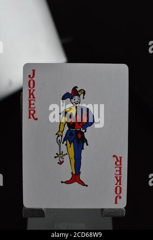 Spielkarten Joker auf dem Hintergrund der verstreuten Karten Stockfoto