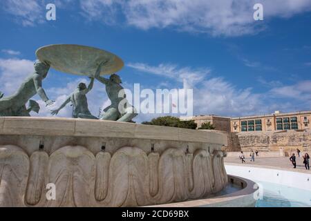 Europa, Malta, Valletta, Grand Harbour. Tritons' Fountain, eines der wichtigsten modernistischen Wahrzeichen Maltas. Circa 1952-1959. UNESCO. Stockfoto