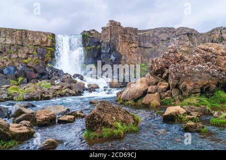 Oxararfoss Wasserfall im Herbst. Thingvellir Nationalpark .Island Stockfoto