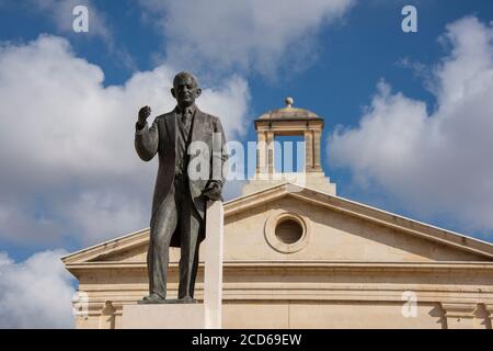 Europa, Malta, Valletta, Grand Harbour. Statue von Dr. George Borg Olivier - Premierminister von Malta und Staatsmann führenden Politiker. Er servierte zweimal ein Stockfoto