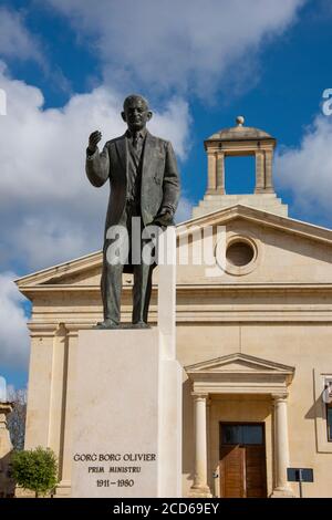 Europa, Malta, Valletta, Grand Harbour. Statue von Dr. George Borg Olivier - Premierminister von Malta und Staatsmann führenden Politiker. Er servierte zweimal ein Stockfoto