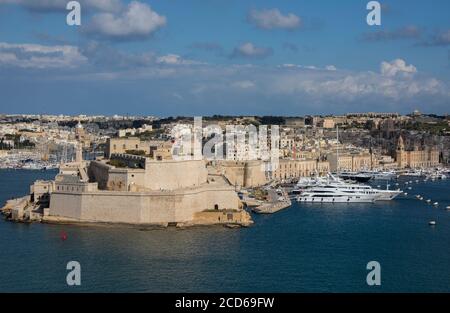 Europa, Malta, Valletta, Grand Harbour. Historische ummauerte Hauptstadt, Hafengebiet mit High-End-Yachten. Stockfoto