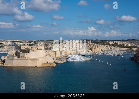 Europa, Malta, Valletta, Grand Harbour. Historische ummauerte Hauptstadt, Hafengebiet mit High-End-Yachten. Stockfoto