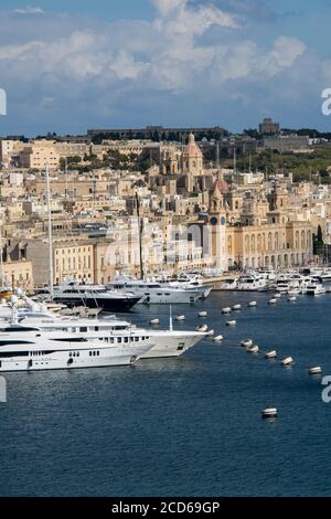 Europa, Malta, Valletta, Grand Harbour. Historische ummauerte Hauptstadt, Hafengebiet mit High-End-Yachten. Stockfoto