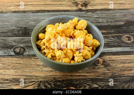 Scharf würziger Barbecue Popcorn Snack in Keramikschale auf dem Tisch Stockfoto