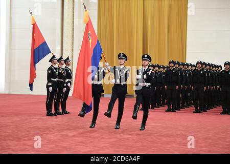 Peking, China. August 2020. Die Ehrenwache marschieren mit der Polizeiflagge während einer Zeremonie, um Chinas Polizeikräfte die Polizeiflagge in der Großen Halle des Volkes in Peking, der Hauptstadt Chinas, zu verleihen, am 26. August 2020. Quelle: Xie Huanchi/Xinhua/Alamy Live News Stockfoto