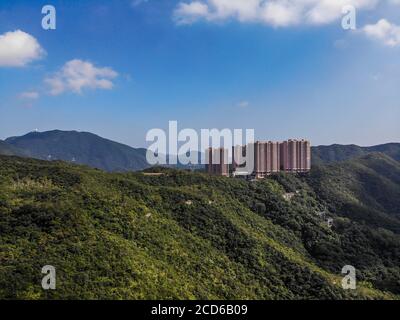 Eine Luftaufnahme über Happy Valley, Hong Kong, mit Blick auf Parkview, eine luxuriöse Wohnanlage im Tai Tam Country Park. Stockfoto