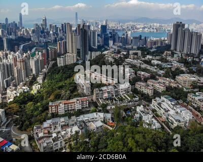 Eine Luftaufnahme über Mount Butler, Hongkong, mit Blick auf Happy Valley, Causeway Bay und Victoria Harbour. Stockfoto