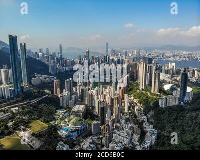 Ein Luftbild, das über dem Happy Valley, Hong Kong, mit Blick auf Wanchai und Victoria Harbour aufgenommen wurde. Stockfoto