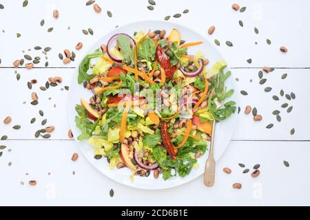 Vegan. Teller mit Bohnen, Samen, Nüsse und Rucola Stockfoto