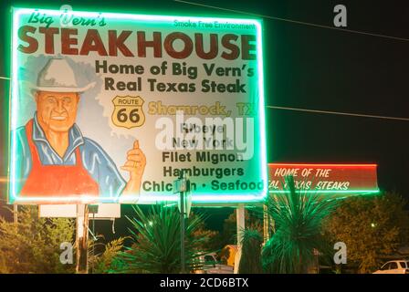 Shamrock, Texas, USA - September 11 2015; Big Vern's SteakhouseHell beleuchtetes Schild an der Route 66 für das Restaurant Stockfoto