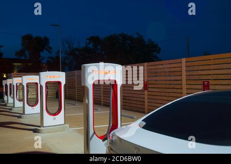 Shamrock USA - September 11 2015; Tesla-Elektrofahrzeug-Ladestation mit Reihe moderner Ladebuchten. Stockfoto