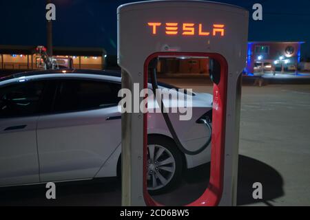 Shamrock USA - September 11 2015; Tesla-Elektrofahrzeug-Ladestation mit Elektrofahrzeug Stockfoto