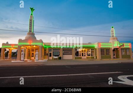 Shamrock USA September 11 2015; schönes Beispiel eines Art-Deco-Geschäftsgebäudes in der Abenddämmerung mit hellem Neon-Schild Route 66. Stockfoto