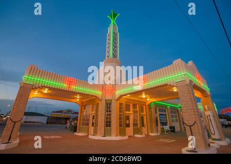 Shamrock USA September 11 2015; schönes Beispiel eines Art-Deco-Geschäftsgebäudes in der Abenddämmerung mit heller Neon-Beschilderung. Stockfoto