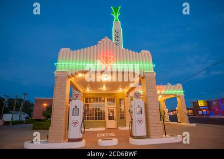 Shamrock USA September 11 2015; schönes Beispiel eines Art-Deco-Geschäftsgebäudes in der Abenddämmerung mit heller Neon-Beschilderung mit Vorplatz und Benzinpumpen. Stockfoto